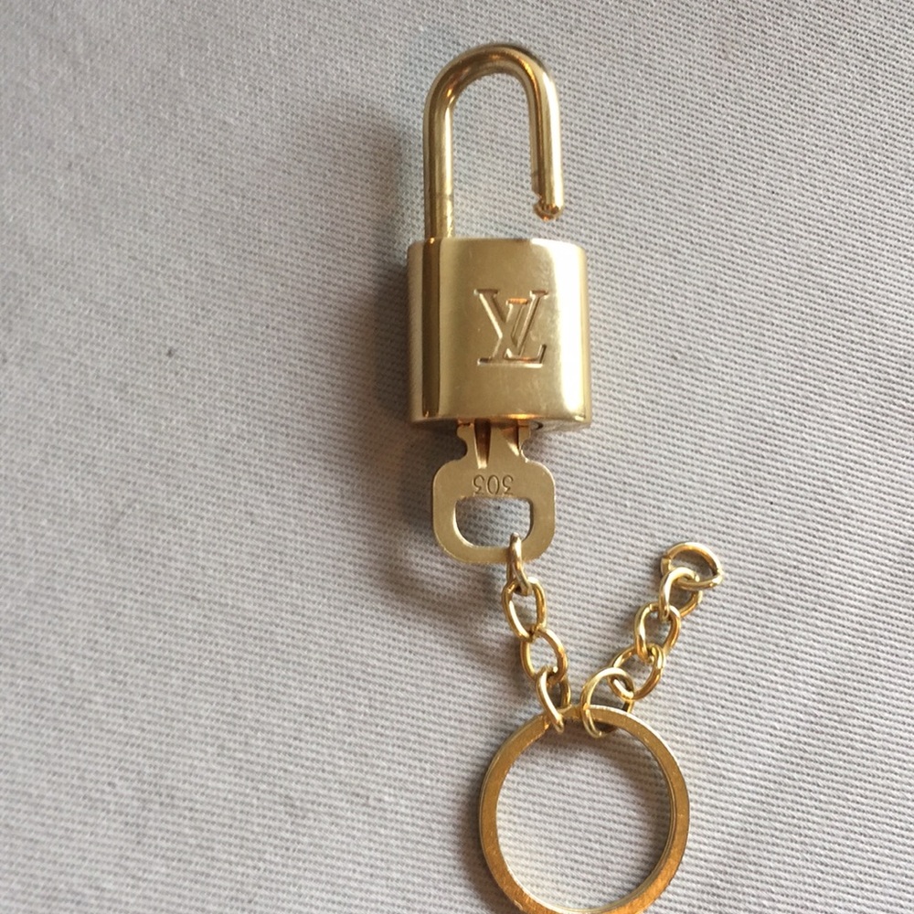 Louis Vuitton Key and Lock keychain - Picture 3 of 8